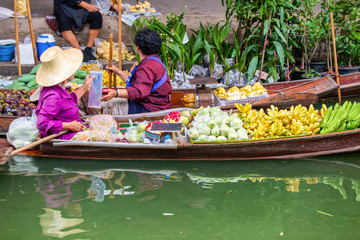 Fototapeta premium Damnoen Saduak Floating Market near Bangkok in Thailand
