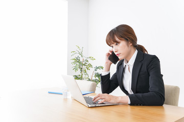 デスクワークをするビジネスウーマン