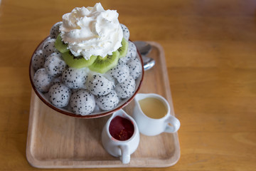 Bingsu dragon fruit and kiwifruit on wooden table