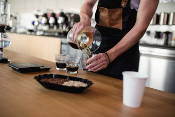 Obraz na płótnie Canvas Barista making coffee in style 