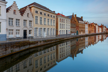 Fototapeta na wymiar Bruges. Canal Spiegel Rei.