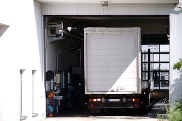 LKW Bremsprüfstelle / Eine Garage einer Autowerkstatt mit einer Bremsprüfstelle für Lastkraftwagen.