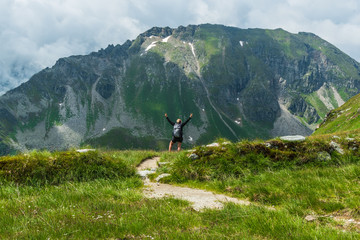 Fototapeta na wymiar Berge mit Frau im Vordergrund
