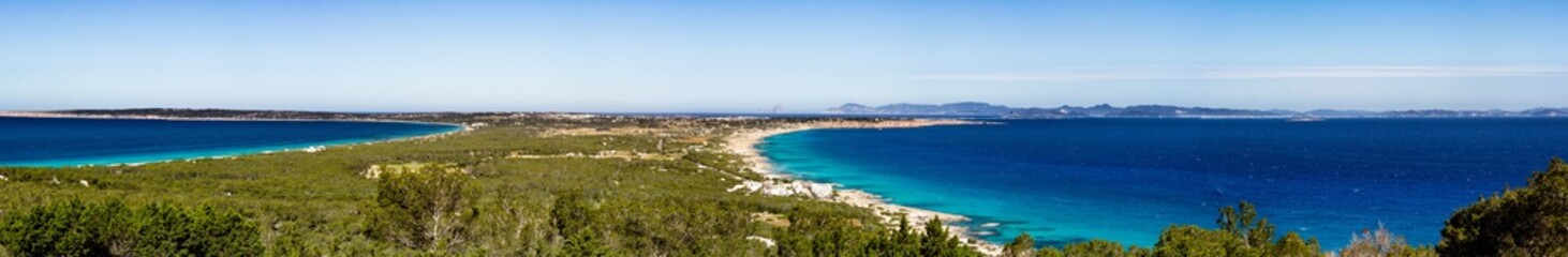 Fototapeta na wymiar Panorama Formentera mit Ibiza im Hintergrund