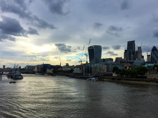 Finanzzentrum London und Themse in der Abenddämmerung 