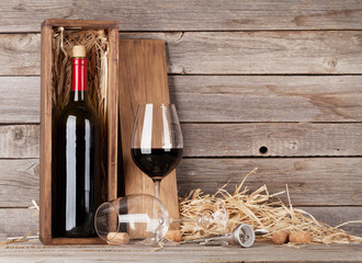 Red wine bottle and wine glasses - obrazy, fototapety, plakaty