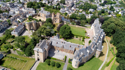 Photographie aérienne de la forteresse médiévale de Châteaubriant, en Loire Atlantique