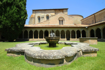 cloître de l'abbaye de saint hilaire dans l'aude en france