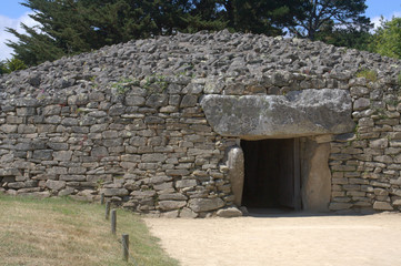 tumulus mégalithique d'Er grah, en pierres à locmariaquer en bretagne 