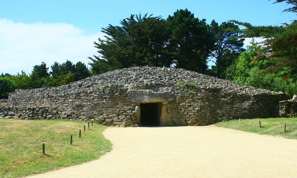 tumulus m&eacute;galithique d'Er grah, en pierres &agrave; locmariaquer en bretagne 