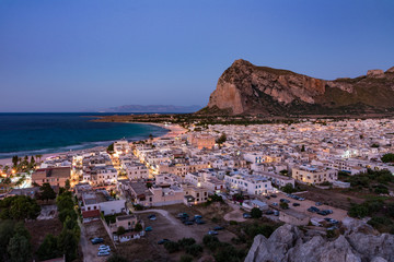 Vista panoramica della cittadina di San Vito lo Capo al crepuscolo, Sicilia