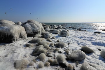 vereiste Steine an der Ostsee im Winter