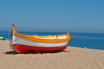 Naklejka na ściany i meble Kolorowa łódź na plaży