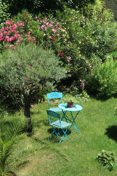 table et chaises dans un jardin