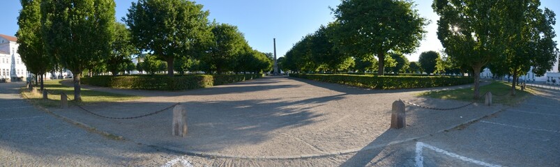 Obelisk im Circus mit Fürstenpalais, Putbus, Rügen