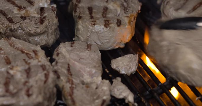 Argentinisches Rind wird auf Gas Grill gegrillt unter Flammen