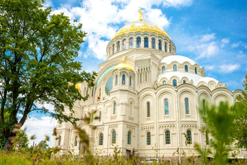Fototapeta na wymiar beautiful view of the sea temple in Kronstadt