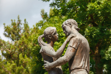 Fototapeta na wymiar copper statue of a couple in love