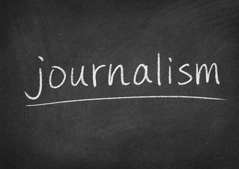 Obraz premium journalism concept word on a blackboard background