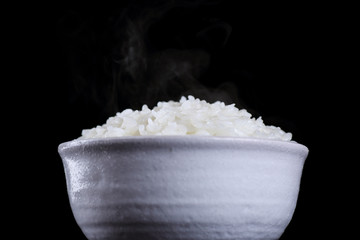 黒背景にごはんのアップ