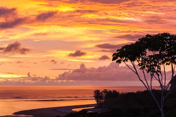 Poster de jardin Mer / coucher de soleil Beautiful dramatic sunset in paradise