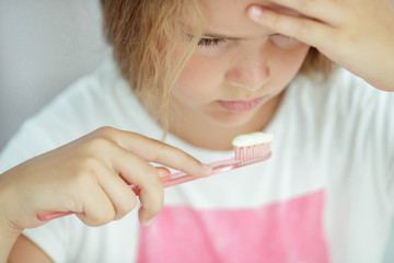 Child cleans teeth 
