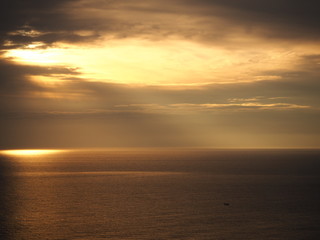 Fototapeta na wymiar 朝焼けに照らされる空と海
