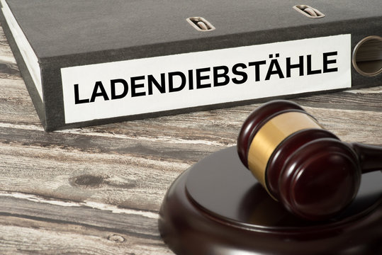 Ein Richterhammer und ein Ordner mit dem Aufdruck Ladendiebstahl