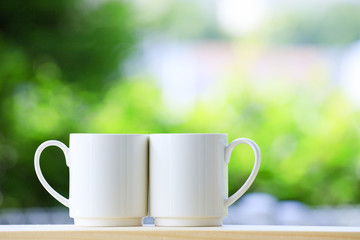 ペアの白いマグカップ