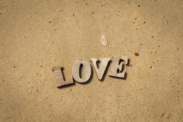 mot love sur le sable