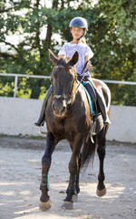 riding child and horse