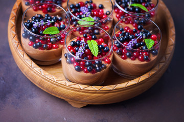 chocolat mousse with summer fruits