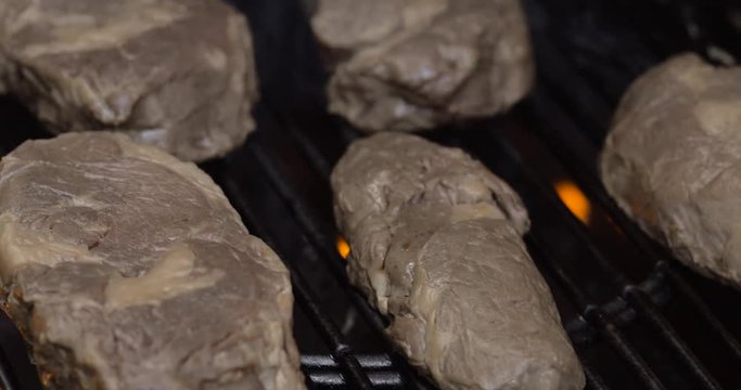 Argentinisches Rind, Steak wird auf Gas Grill gegrillt unter Flammen