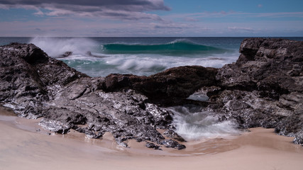 Fototapeta premium Waves crashing over Snapper Rocks