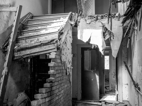 Schwarzweißfotografie eines zerfallenen Treppenhaus