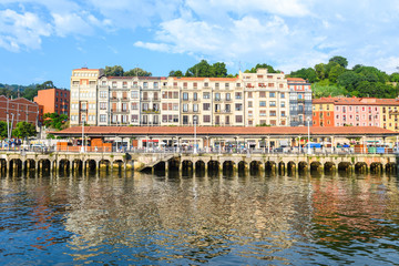 Obraz premium bilbao riverbank views on sunny day