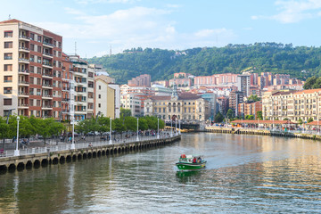 Obraz premium bilbao riverbank views on sunny day
