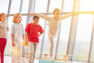 Mädchen macht Gymnastik im Sportunterricht