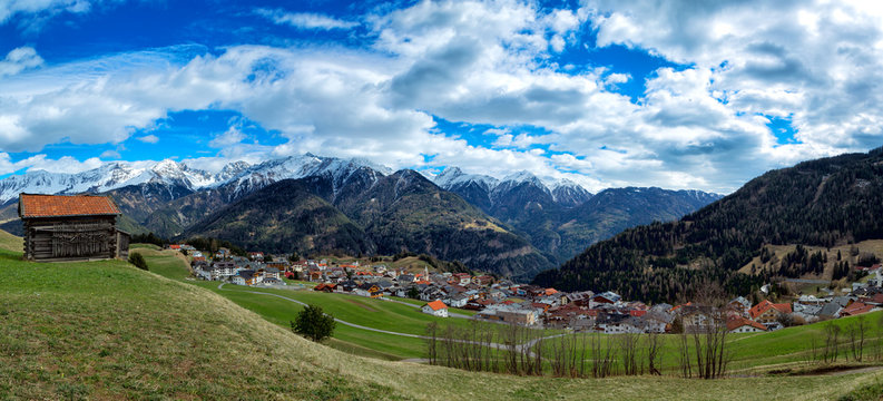 Blick &uuml;ber Serfaus und das Inntal in Tirol, &Ouml;sterreich.