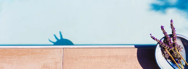 Gartenposter Lavendel coupelle en céramique et lavande au bord de la piscine