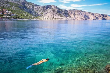 Foto op Plexiglas Jonge vrouw aan het snorkelen © salajean