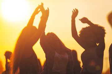 Sunset party dancers silhouettes at summer music festival - obrazy, fototapety, plakaty