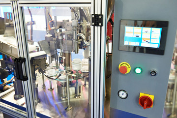 Tube filling machine for sealing of plastic tubes