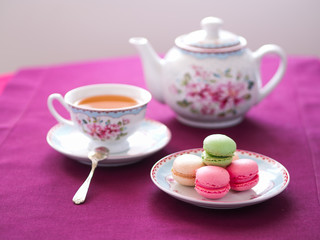 Taza de té y macarrons