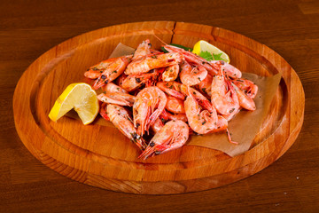 Boiled shrimps with lemon