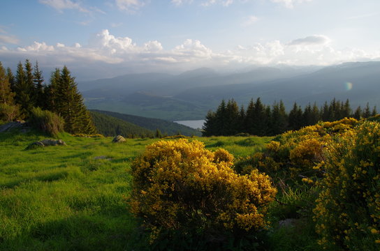 Paysage de montagne des Pyr&eacute;n&eacute;es avec lac en fond