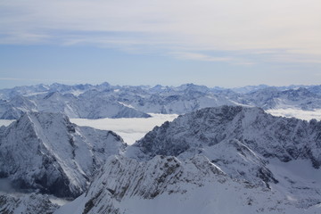 Berge im Schnee, wolkenbehangene Berge