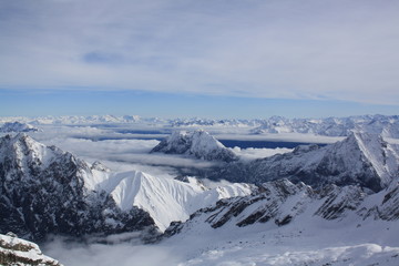 Berge im Schnee, wolkenbehangene Berge