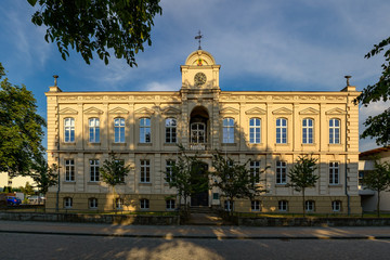 Fototapeta na wymiar Denkmalgeschütztes ehemaliges Städtisches Progymnasium (heute Richard-Wossidlow-Gymnasium) der Stadt Waren