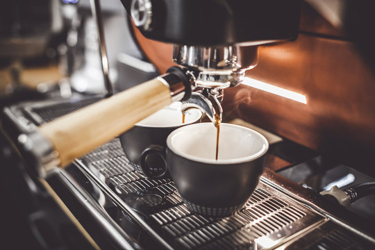 Fototapeta Kawa espresso poruing z ekspresu do kawy w kawiarni